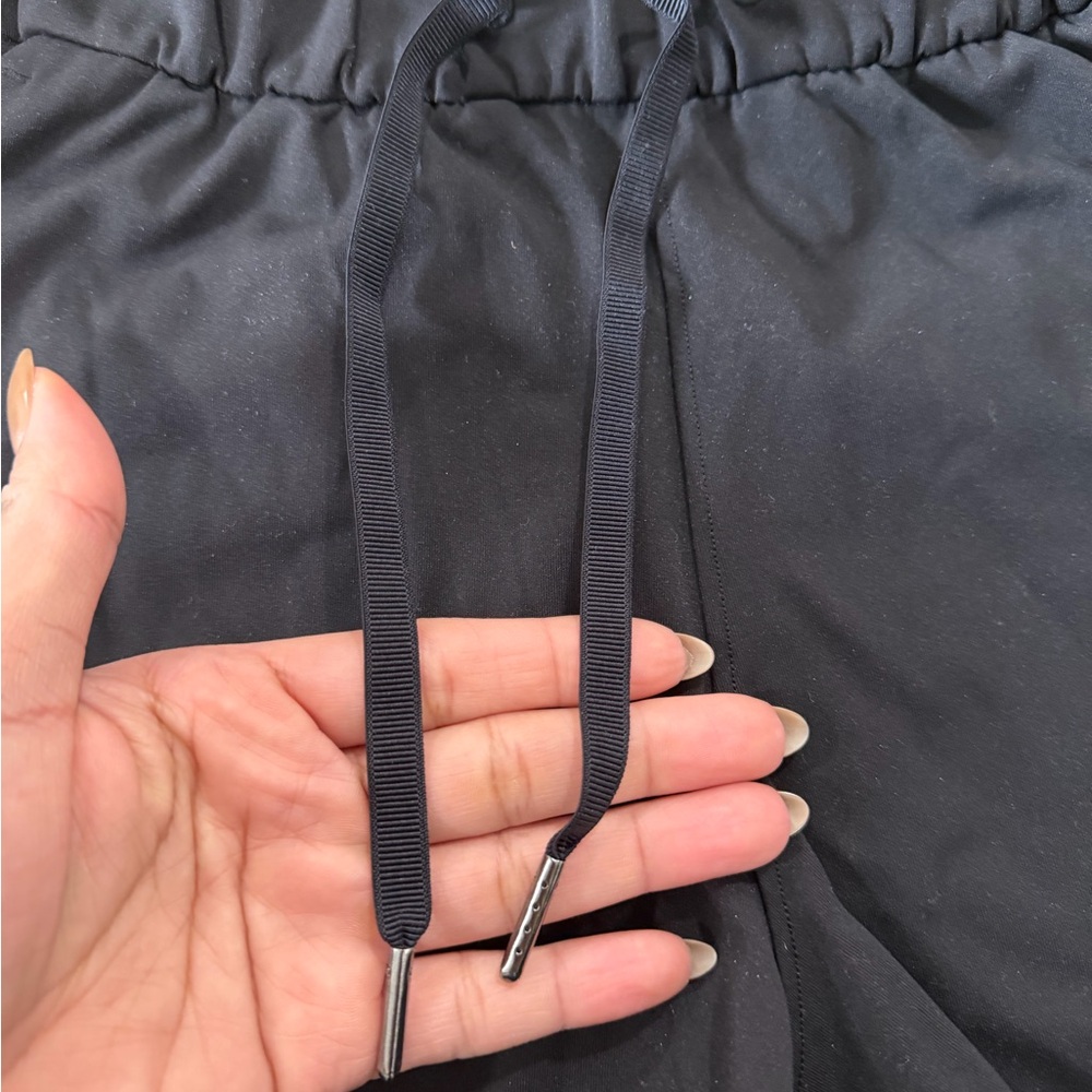 Lululemon Shorts Size 4 - Picture 4 of 10